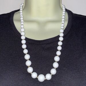 ‎Vtg white plastic & gold bead necklace